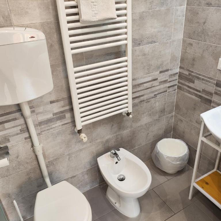 Bed & Breakfast CENTRALE - Camera Tripla con Bagno Privato Esterno - 23