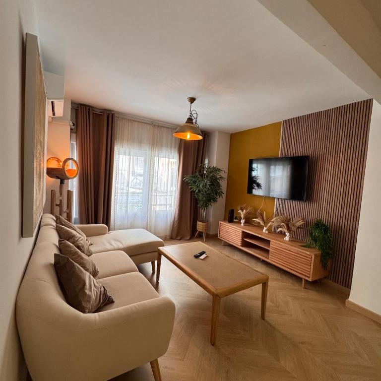 Elegant central apartment with patio - Three-Bedroom Apartment - 1