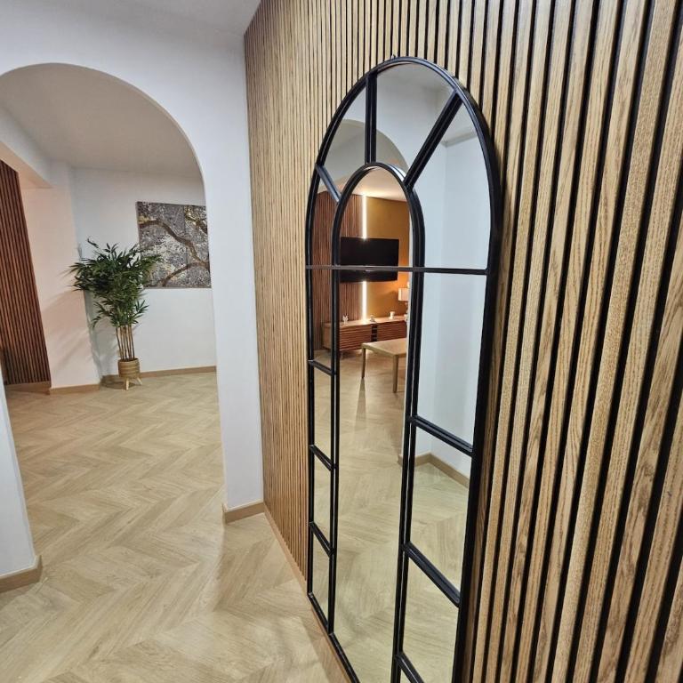 Elegant central apartment with patio - Three-Bedroom Apartment - 43