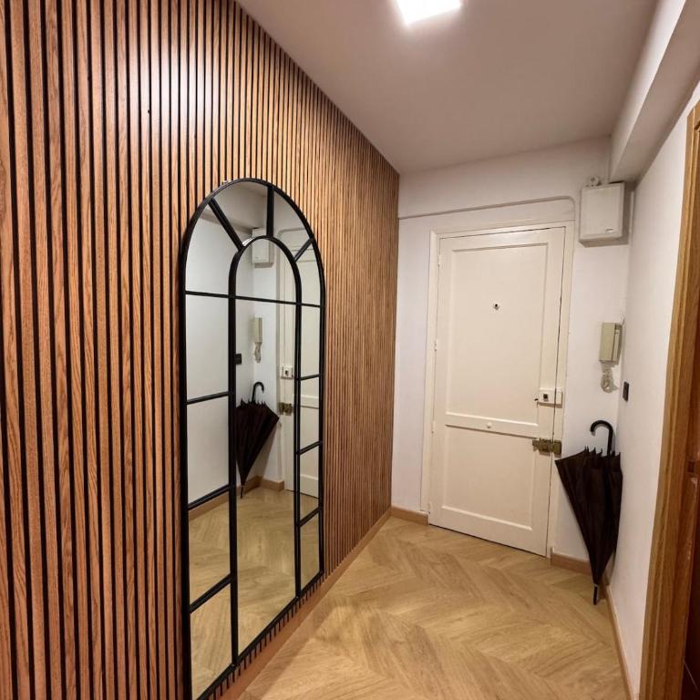 Elegant central apartment with patio - Three-Bedroom Apartment - 45