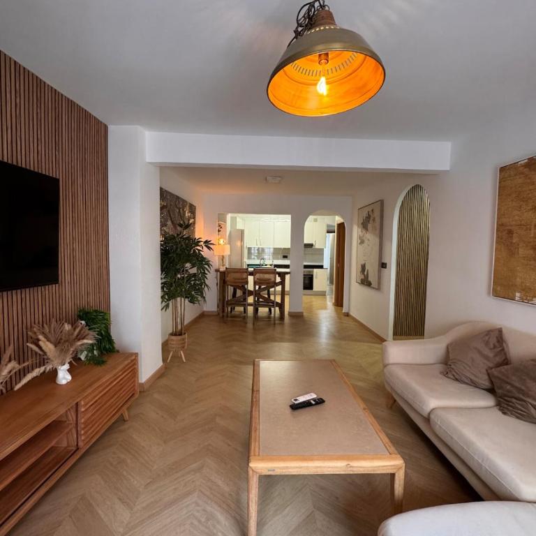 Elegant central apartment with patio - Three-Bedroom Apartment - 8