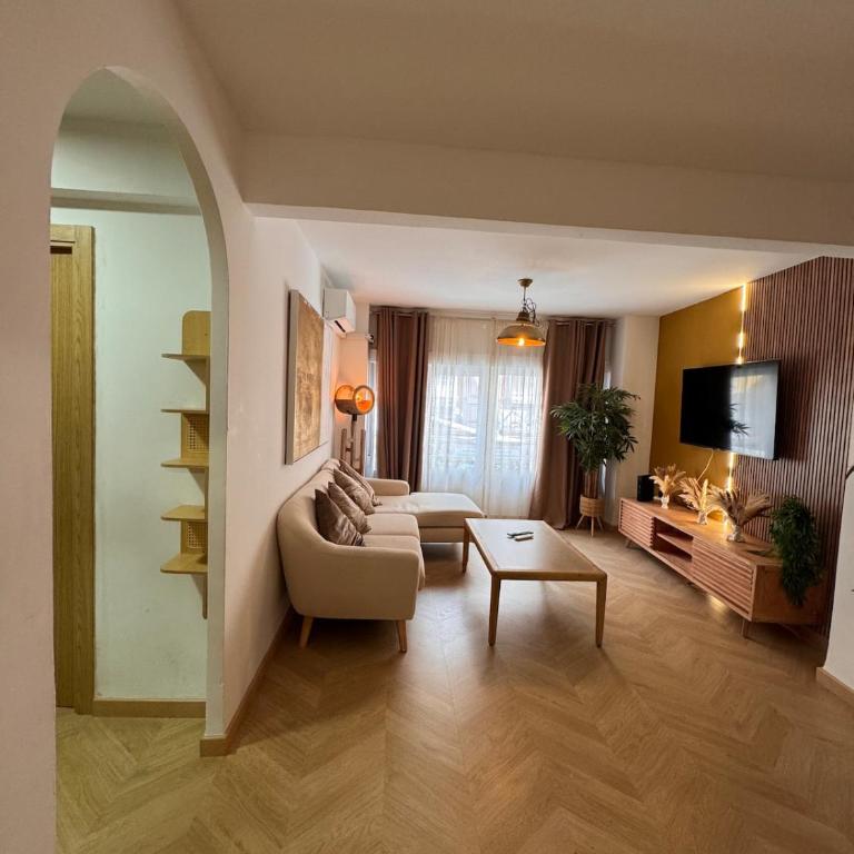 Elegant central apartment with patio - Three-Bedroom Apartment - 6