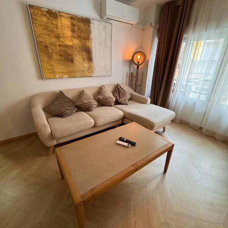 Elegant central apartment with patio - Three-Bedroom Apartment - 4