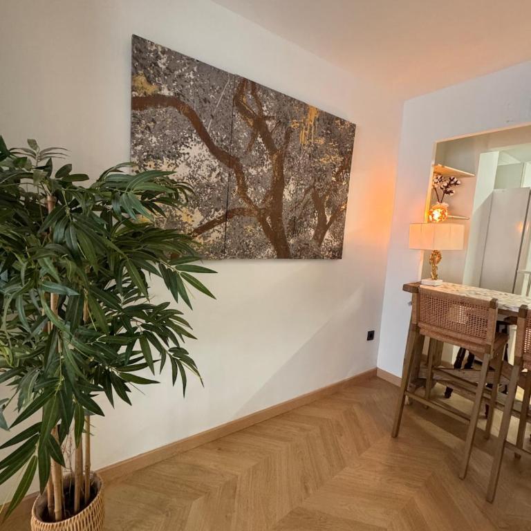 Elegant central apartment with patio - Three-Bedroom Apartment - 12