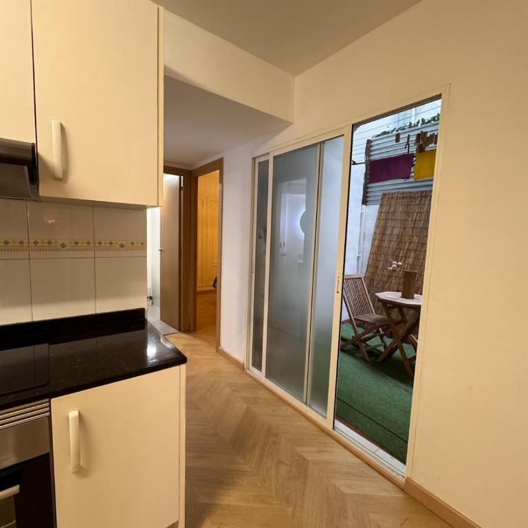 Elegant central apartment with patio - Three-Bedroom Apartment - 22