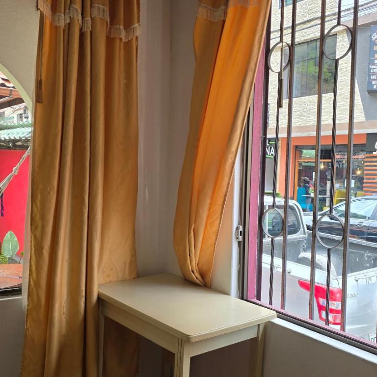 Santa Cruz Backpackers Hostal - Deluxe Queen Room - 7