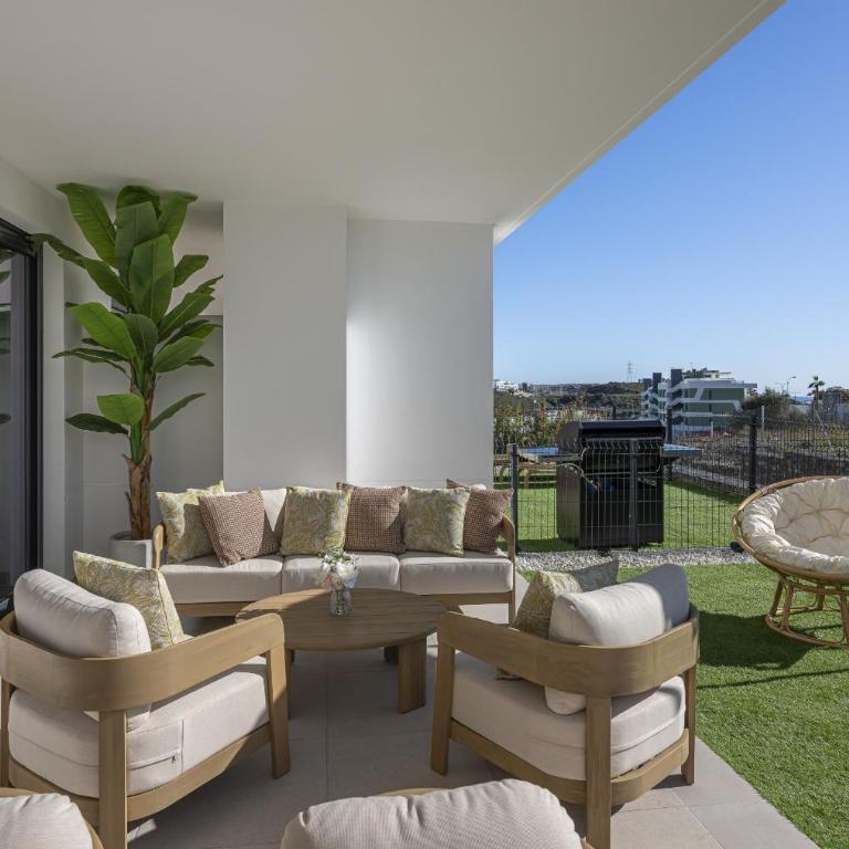 Modern Golf Oasis Mijas Pool, Terrace & Parking - Apartamento - 60