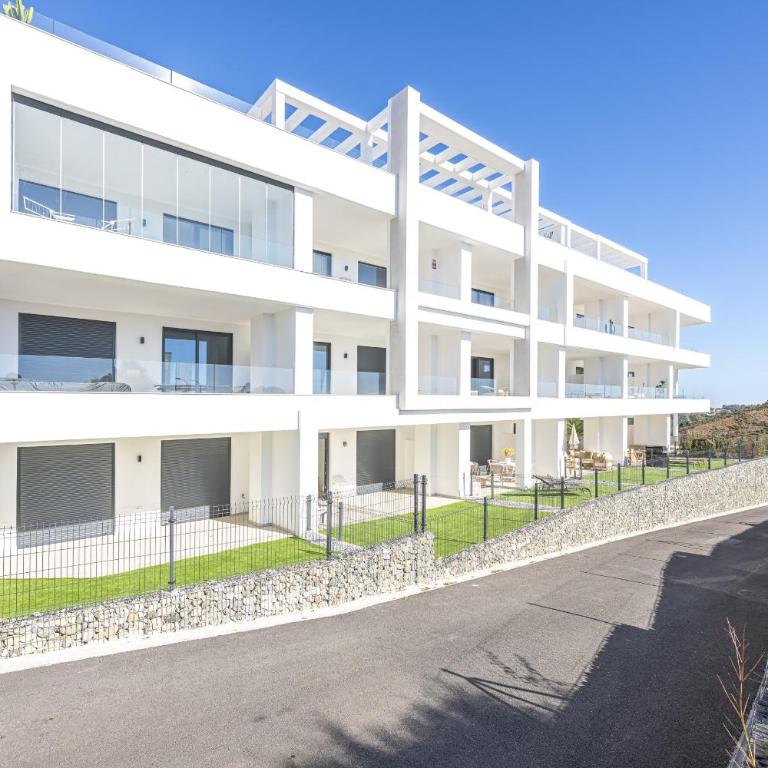 Modern Golf Oasis Mijas Pool, Terrace & Parking - Apartamento - 90