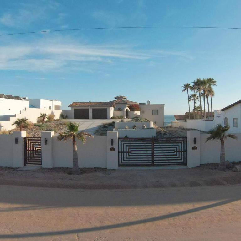 Spacious Family Beachfront Home The Beach House - Vacation Home - 6