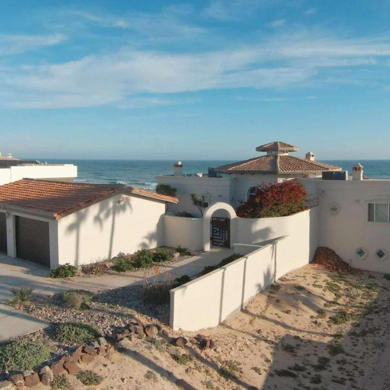 Spacious Family Beachfront Home The Beach House - Vacation Home - 4