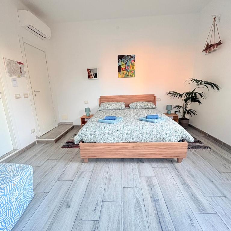 Botanical - Double Room with Private Bathroom - 5