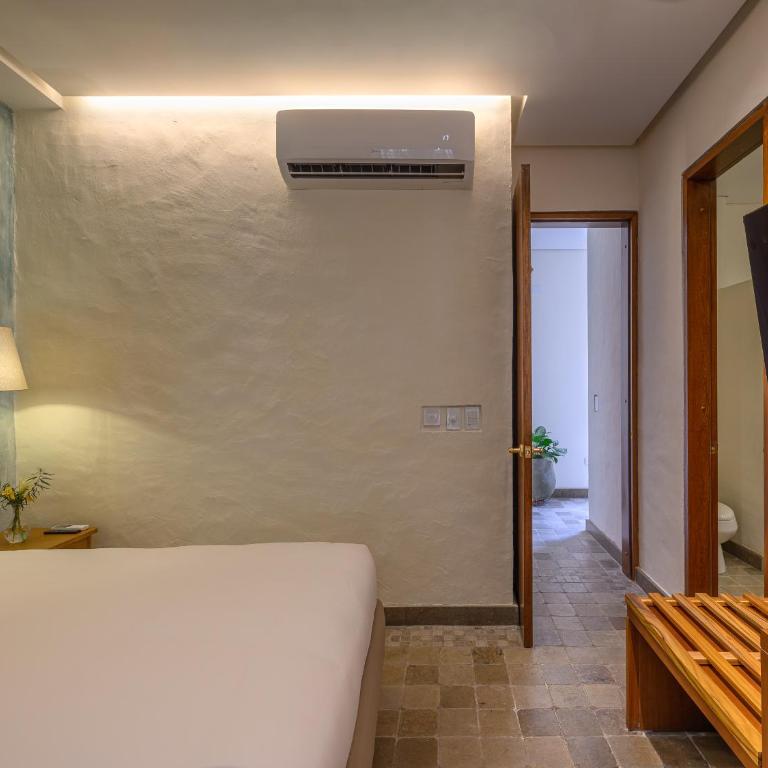 Hotel Voilá Pedregal By Huespedia - Deluxe Room - 1