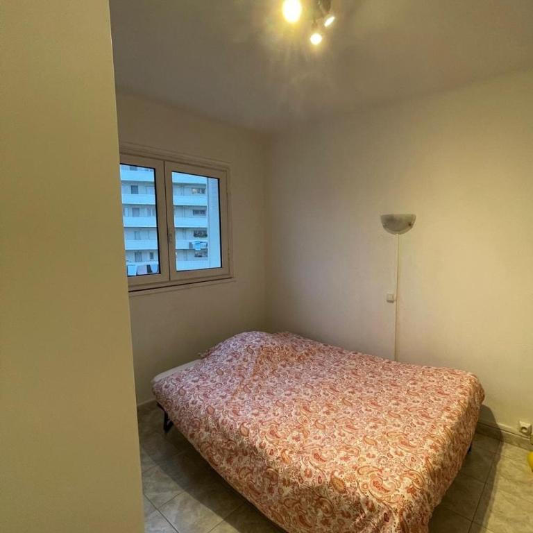 Chambre pour fille uniquement chez habitant - One-Bedroom Apartment - 3