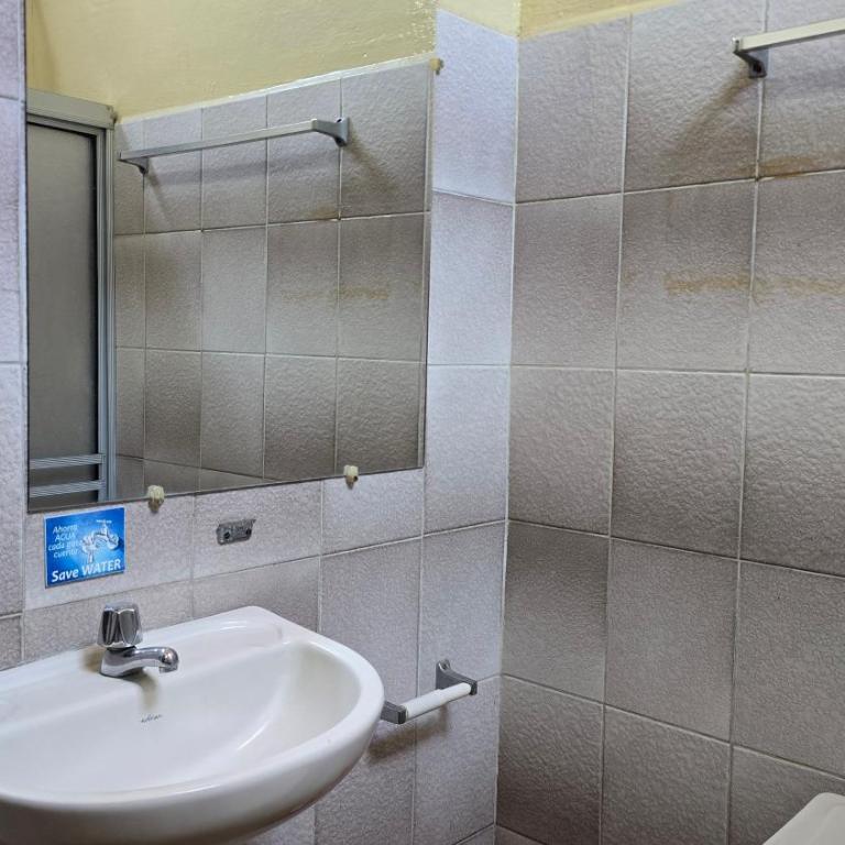 Santa Cruz Backpackers Hostal - Quadruple Room with Bathroom - 1