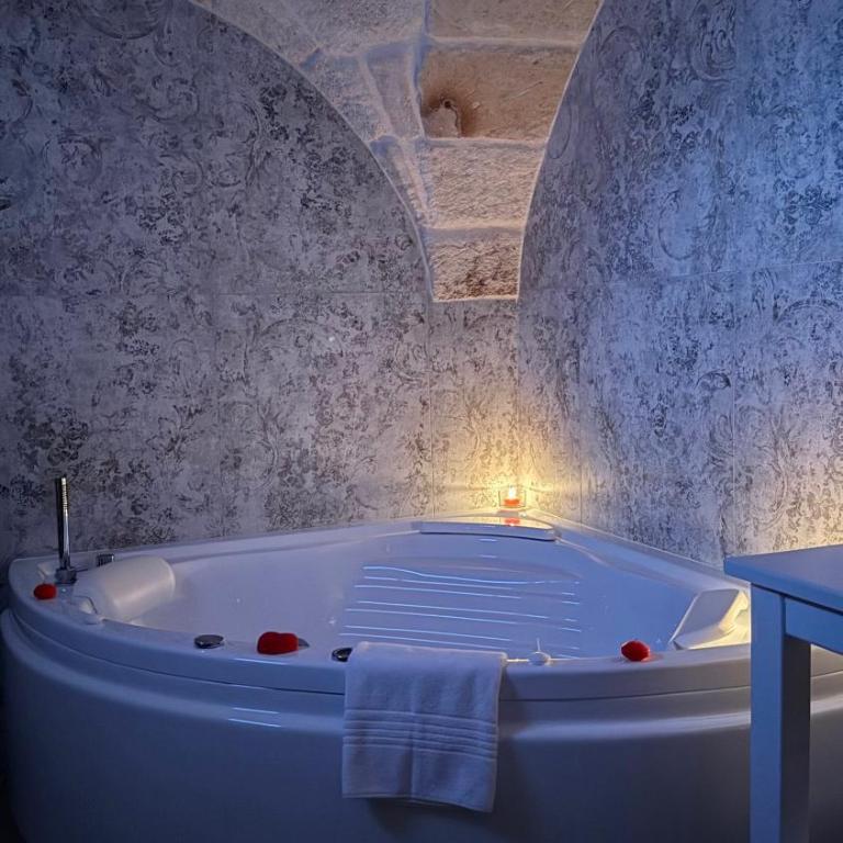 Samy Suite - Suite Deluxe con Vasca Idromassaggio - 6