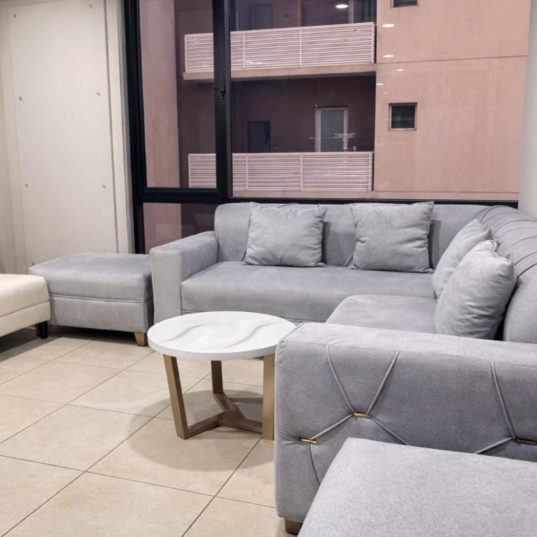 Apartamento moderno con vistas a la ciudad, 2 dormitorios, sala de estar y cocina equipada en la planta superior - Two-Bedroom Apartment with City View - 30