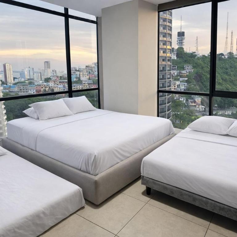 Apartamento moderno con vistas a la ciudad, 2 dormitorios, sala de estar y cocina equipada en la planta superior - Two-Bedroom Apartment with City View - 9