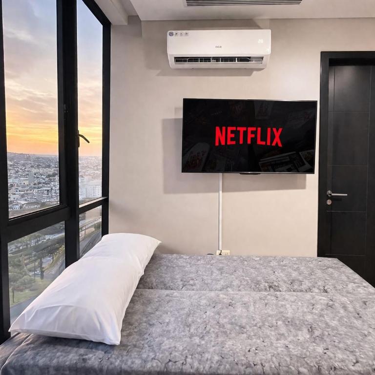 Apartamento moderno con vistas a la ciudad, 2 dormitorios, sala de estar y cocina equipada en la planta superior - Two-Bedroom Apartment with City View - 14