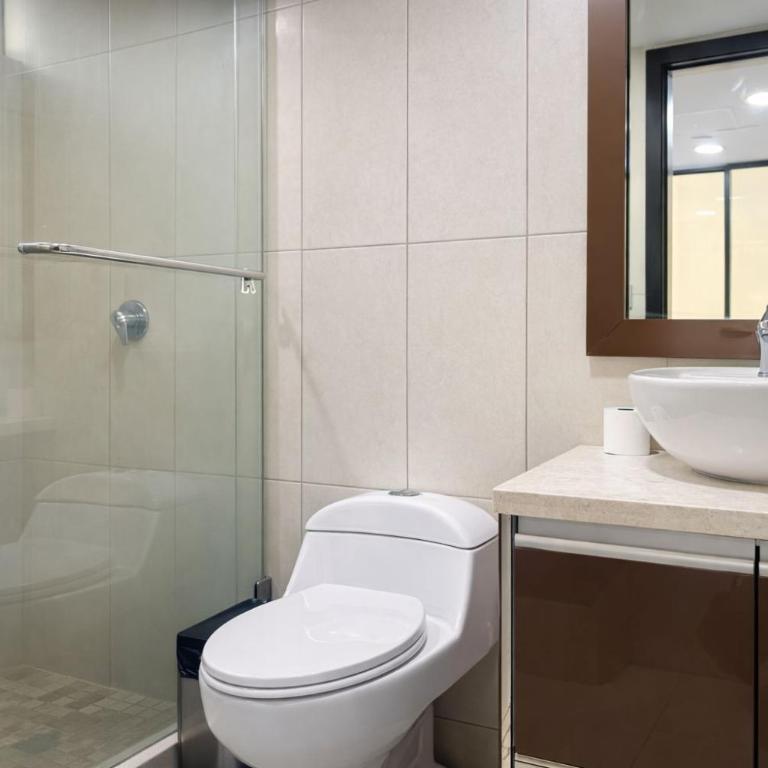 Apartamento moderno con vistas a la ciudad, 2 dormitorios, sala de estar y cocina equipada en la planta superior - Two-Bedroom Apartment with City View - 39
