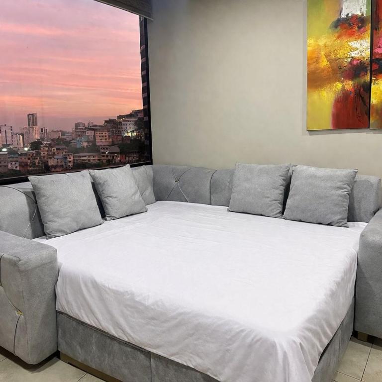 Apartamento moderno con vistas a la ciudad, 2 dormitorios, sala de estar y cocina equipada en la planta superior - Two-Bedroom Apartment with City View - 34