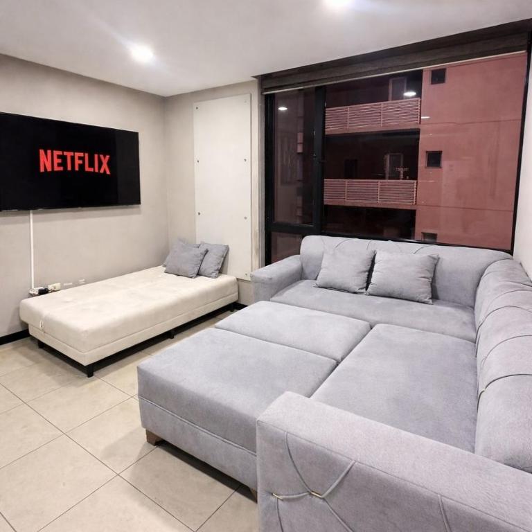 Apartamento moderno con vistas a la ciudad, 2 dormitorios, sala de estar y cocina equipada en la planta superior - Two-Bedroom Apartment with City View - 3