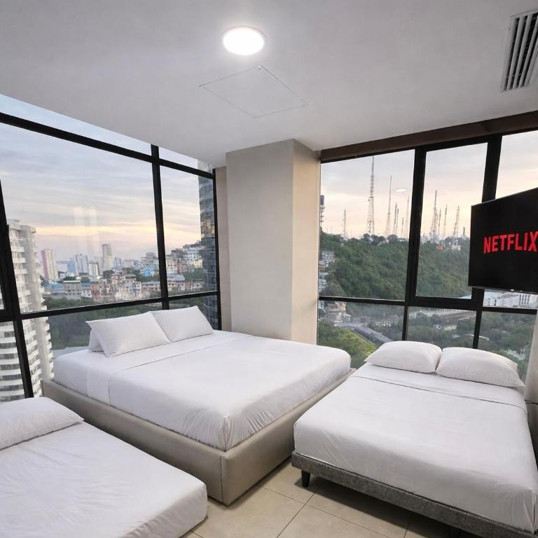 Apartamento moderno con vistas a la ciudad, 2 dormitorios, sala de estar y cocina equipada en la planta superior - Two-Bedroom Apartment with City View - 10
