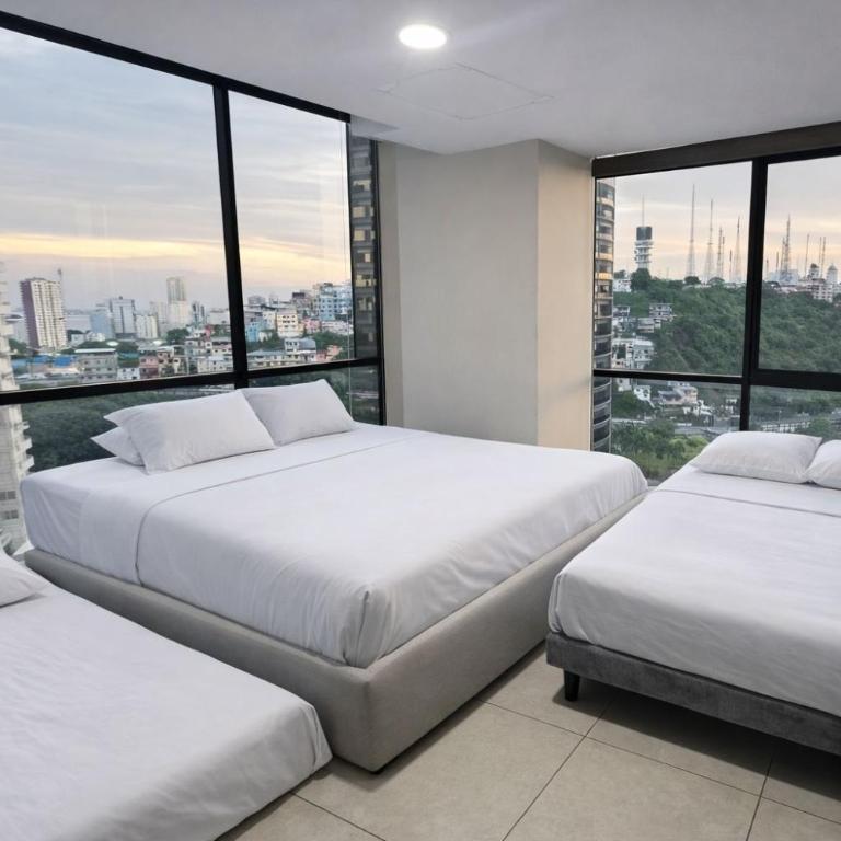 Apartamento moderno con vistas a la ciudad, 2 dormitorios, sala de estar y cocina equipada en la planta superior - Two-Bedroom Apartment with City View - 11