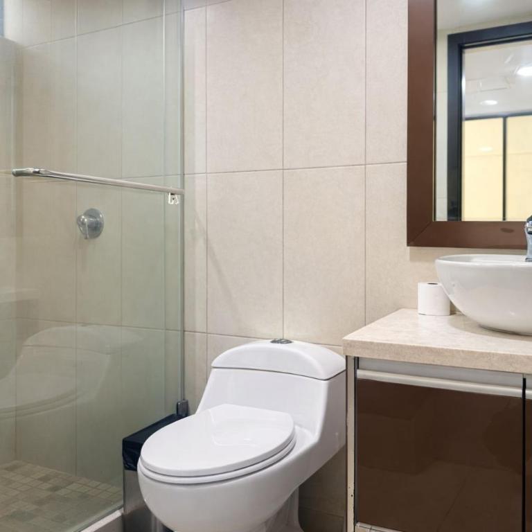 Apartamento moderno con vistas a la ciudad, 2 dormitorios, sala de estar y cocina equipada en la planta superior - Two-Bedroom Apartment with City View - 41
