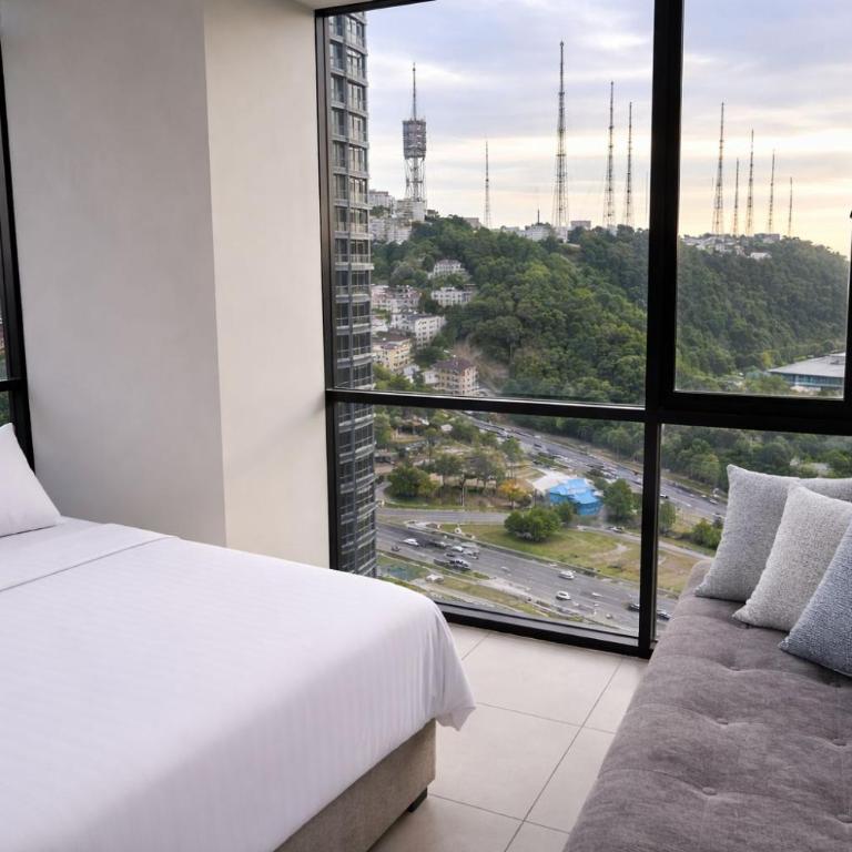 Apartamento moderno con vistas a la ciudad, 2 dormitorios, sala de estar y cocina equipada en la planta superior - Two-Bedroom Apartment with City View - 15