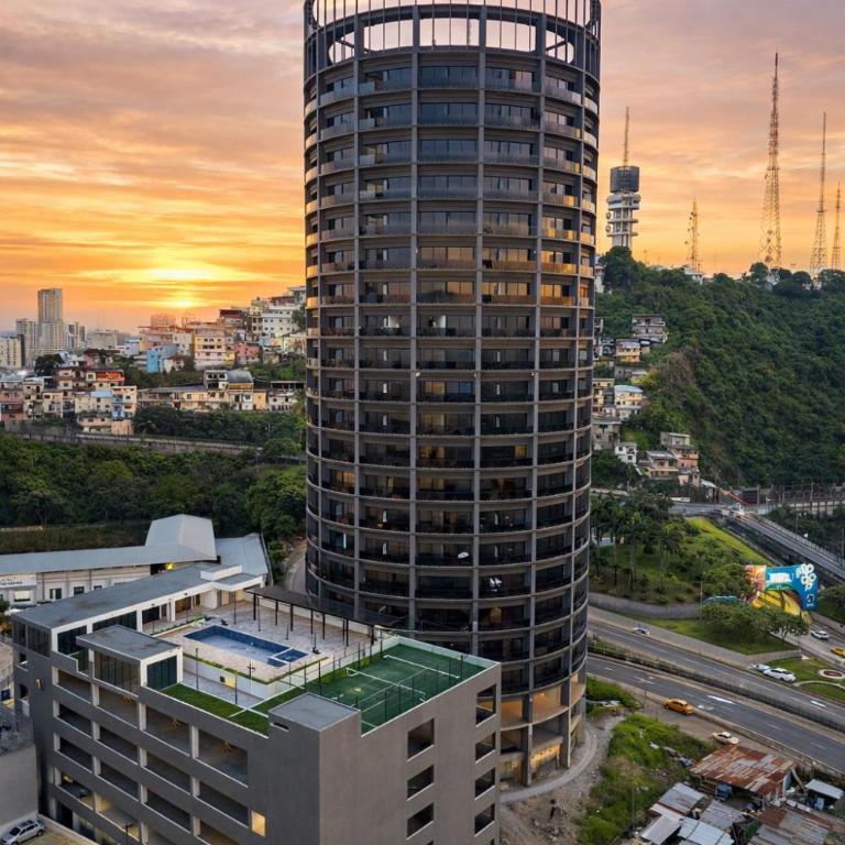 Apartamento moderno con vistas a la ciudad, 2 dormitorios, sala de estar y cocina equipada en la planta superior - Two-Bedroom Apartment with City View - 5