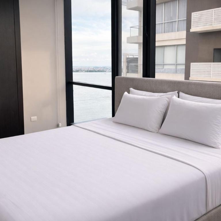 Apartamento moderno con vistas a la ciudad, 2 dormitorios, sala de estar y cocina equipada en la planta superior - Two-Bedroom Apartment with City View - 16