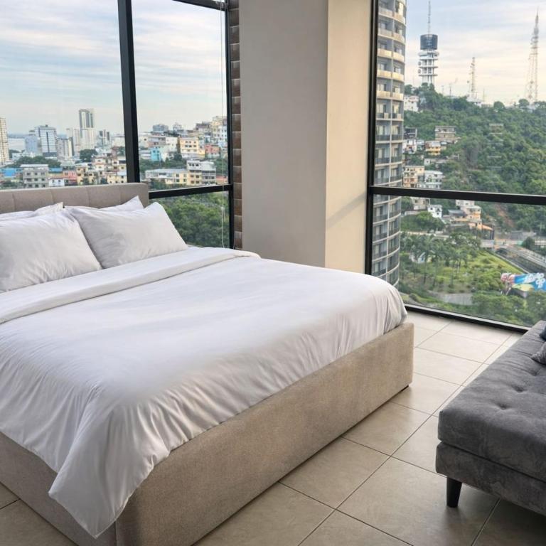 Apartamento moderno con vistas a la ciudad, 2 dormitorios, sala de estar y cocina equipada en la planta superior - Two-Bedroom Apartment with City View - 1