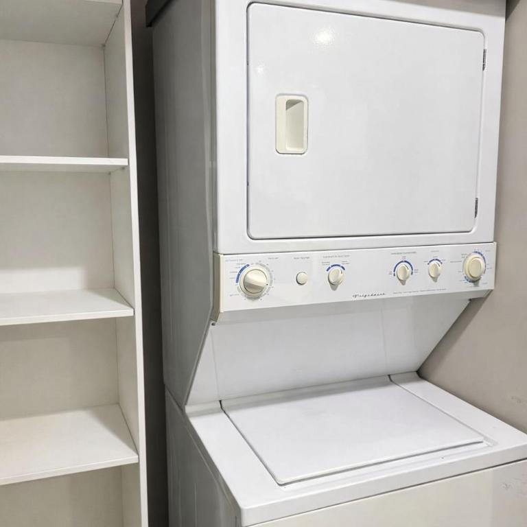 Apartamento moderno con vistas a la ciudad, 2 dormitorios, sala de estar y cocina equipada en la planta superior - Two-Bedroom Apartment with City View - 42