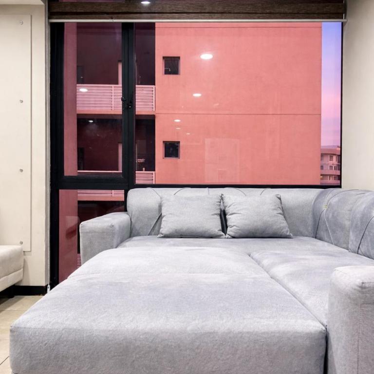 Apartamento moderno con vistas a la ciudad, 2 dormitorios, sala de estar y cocina equipada en la planta superior - Two-Bedroom Apartment with City View - 19