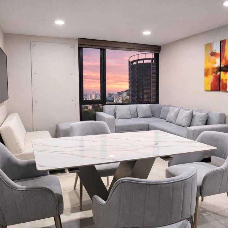Apartamento moderno con vistas a la ciudad, 2 dormitorios, sala de estar y cocina equipada en la planta superior - Two-Bedroom Apartment with City View - 7