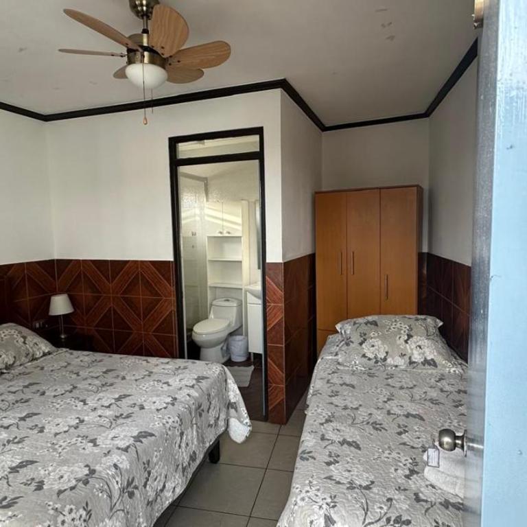 Residencial Las Palmeras - Triple Room with Private Bathroom - 3