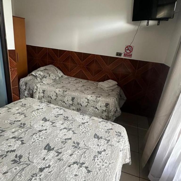 Residencial Las Palmeras - Triple Room with Private Bathroom - 1