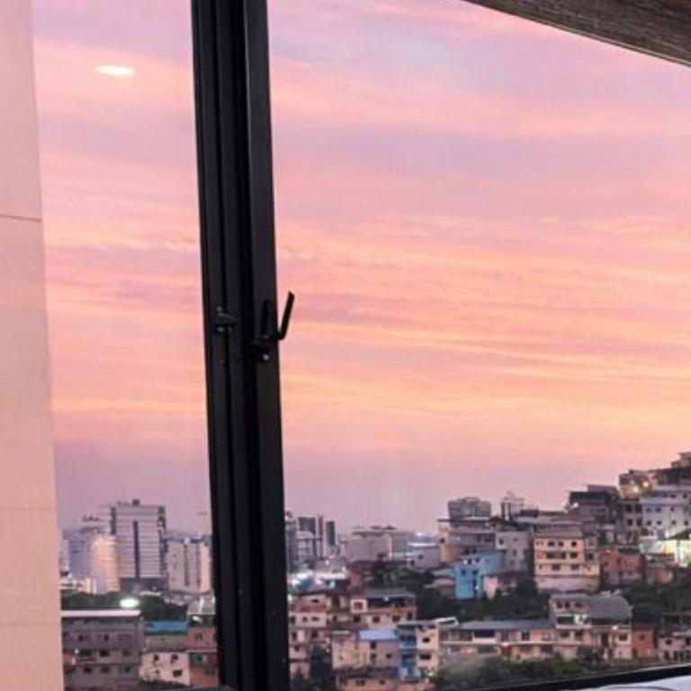 Apartamento moderno con vistas a la ciudad, 2 dormitorios, sala de estar y cocina equipada en la planta superior - Two-Bedroom Apartment with City View - 22