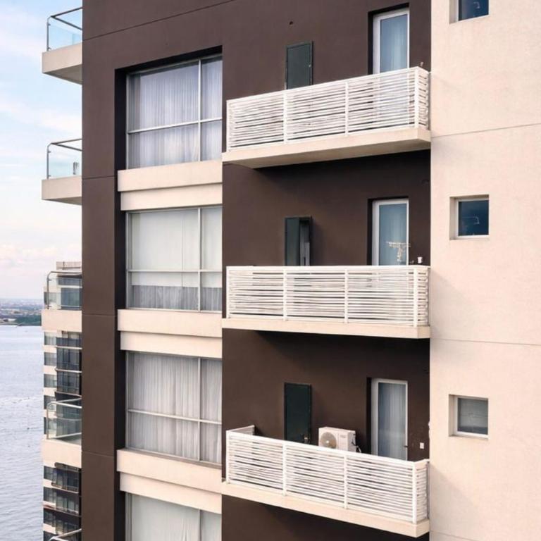 Apartamento moderno con vistas a la ciudad, 2 dormitorios, sala de estar y cocina equipada en la planta superior - Two-Bedroom Apartment with City View - 23