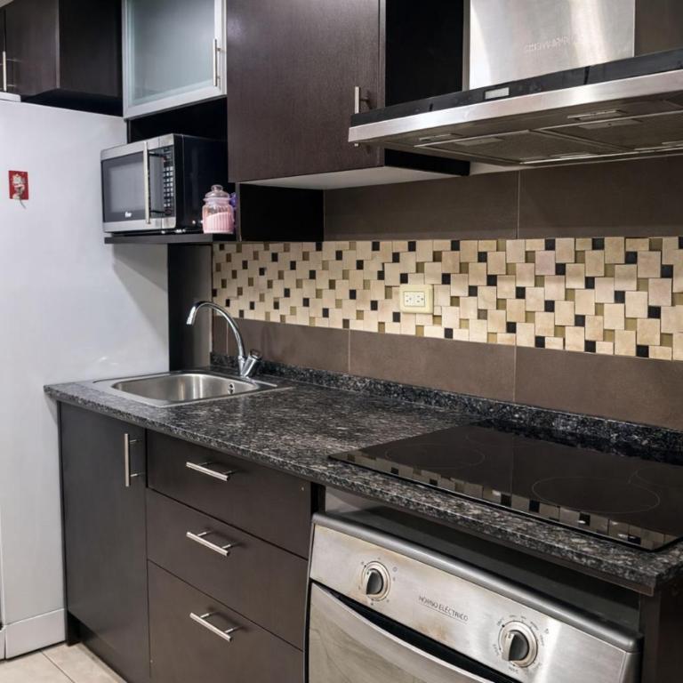 Apartamento moderno con vistas a la ciudad, 2 dormitorios, sala de estar y cocina equipada en la planta superior - Two-Bedroom Apartment with City View - 37