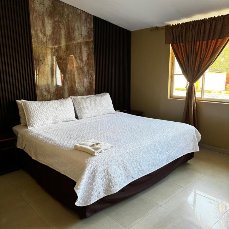 Hostal Casa Grande - Habitación con cama extragrande. - 2