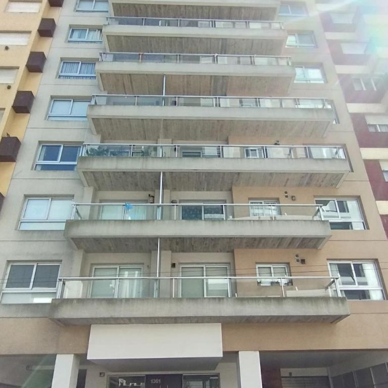 Amplio DOS ambientes con balcón a 250 mts del mar - Apartamento de 1 dormitorio - 2