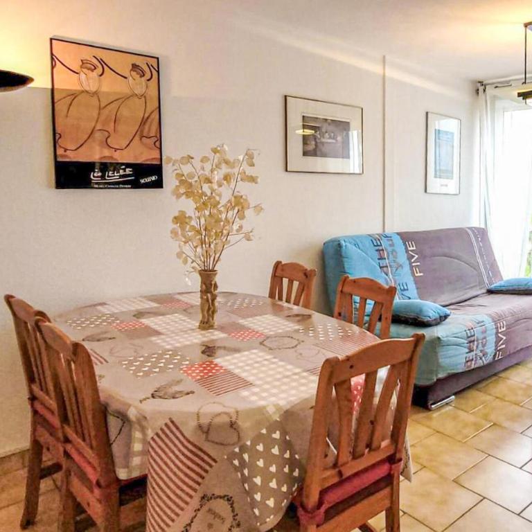Amazing Apartment In Le Grau Du Roi With Wifi - Two-Bedroom Apartment - 2