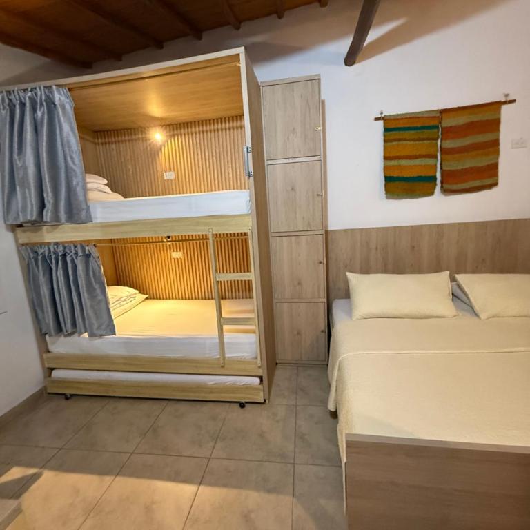 Hostal Casablanca - Habitación Familiar con baño privado - 2