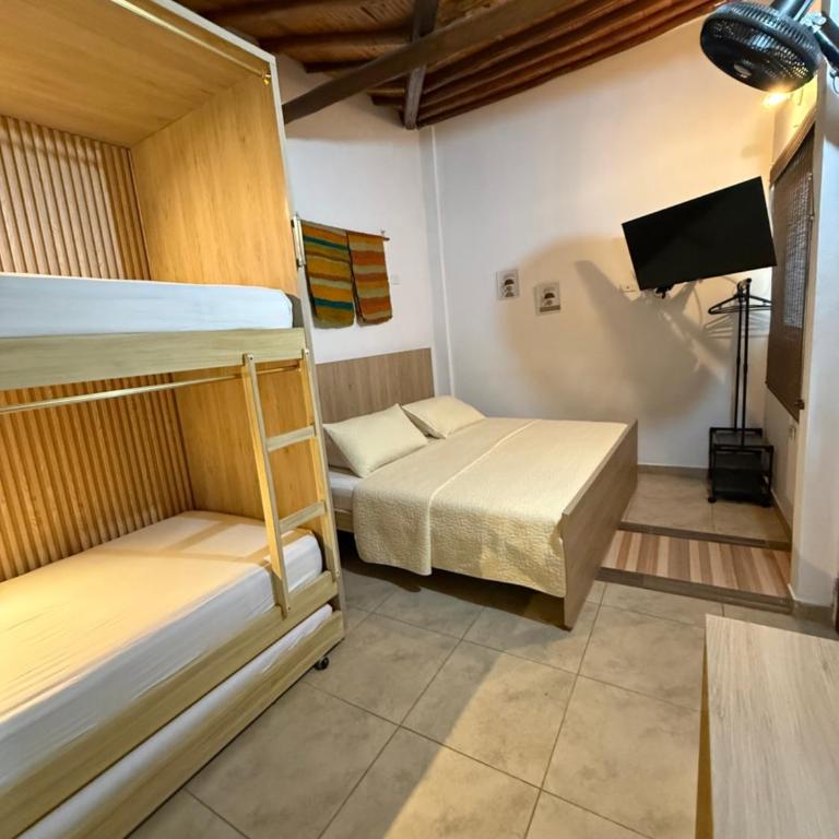 Hostal Casablanca - Habitación Familiar con baño privado - 4