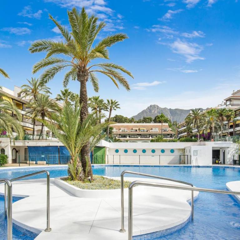 Charming apartment with a terrace and pool views - Studio - 26