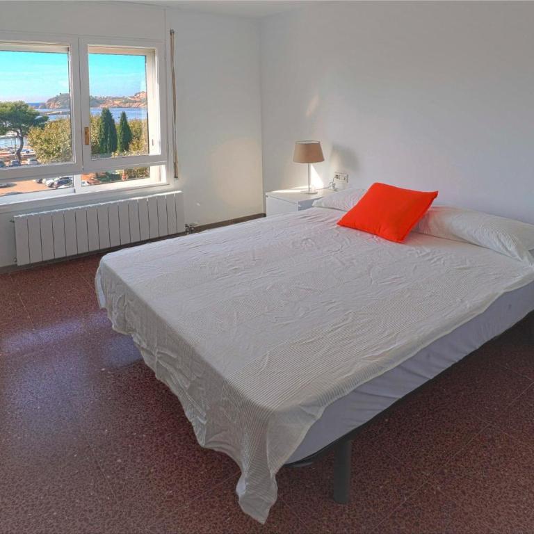 Amplio apartamento de 4 habitaciones en primera línea para 6 personas en Sant Feliu de Guíxols, con Wi-Fi - ES-298-50 - Apartamento - 5