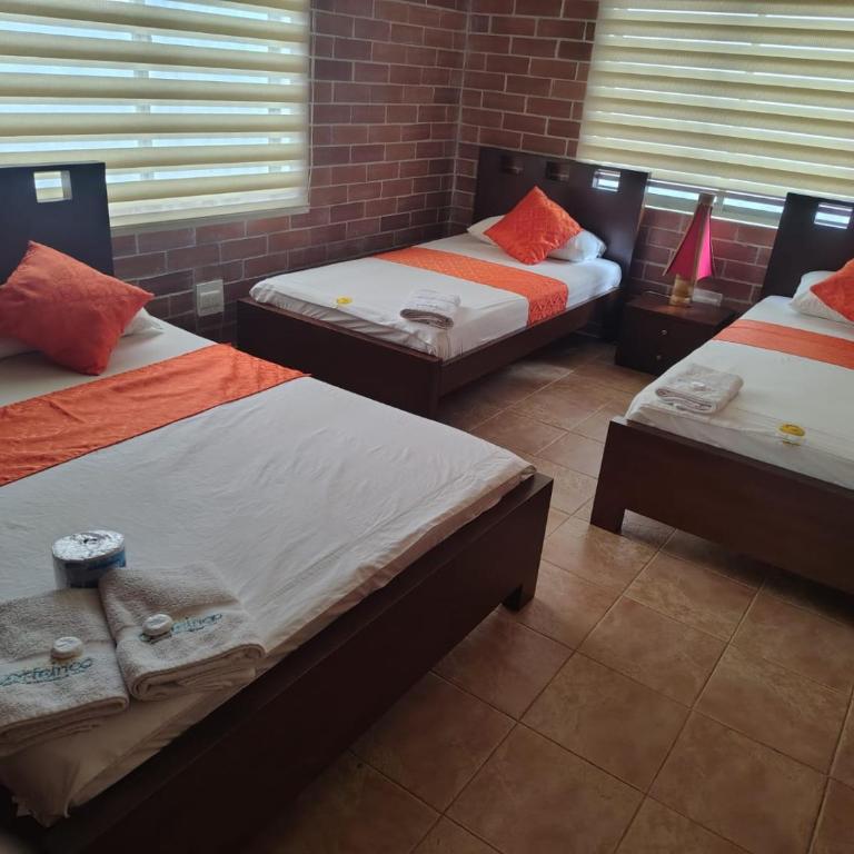 Club Bella Suiza - Carlos Ossa Escobar - Villavicencio - Quadruple Room with Private External Bathroom - 1