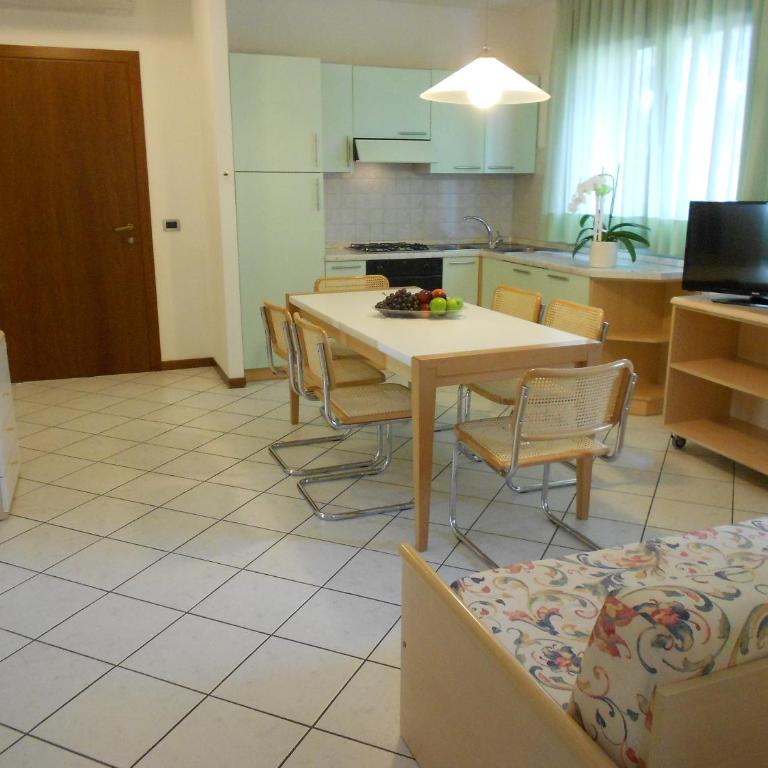 Appartamenti Vacanza Albatros - Appartamento Superior con 2 Camere da Letto (7 Adulti) - Via Julia, 3/5 - 4