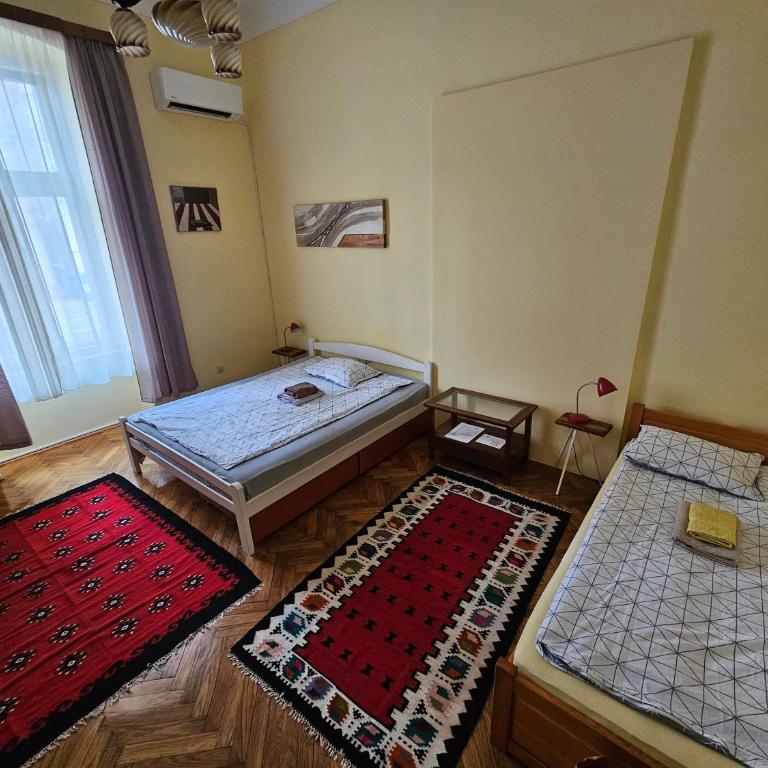 Cricket 2 Hostel - Triple Room with Private External Bathroom - 2